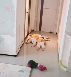Жду под дверью