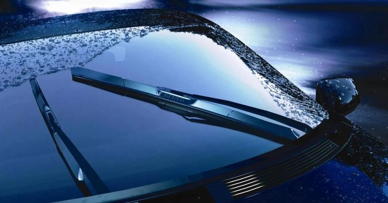 Хорошие автостекла. Щетки стеклоочистителя Gorizont Wash. Hybrid Wiper Blade дворники. HELLA Wiper Blade. Лобовое стекло с дворниками.