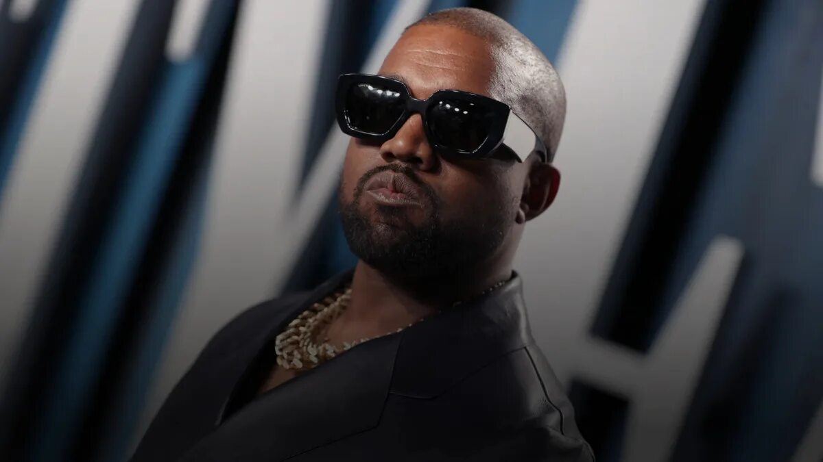 канье уэст титановые пластины. канье уэст 2010. Kanye west 2023. Adidas yeezy foam runner канье. адидас канье уэст.