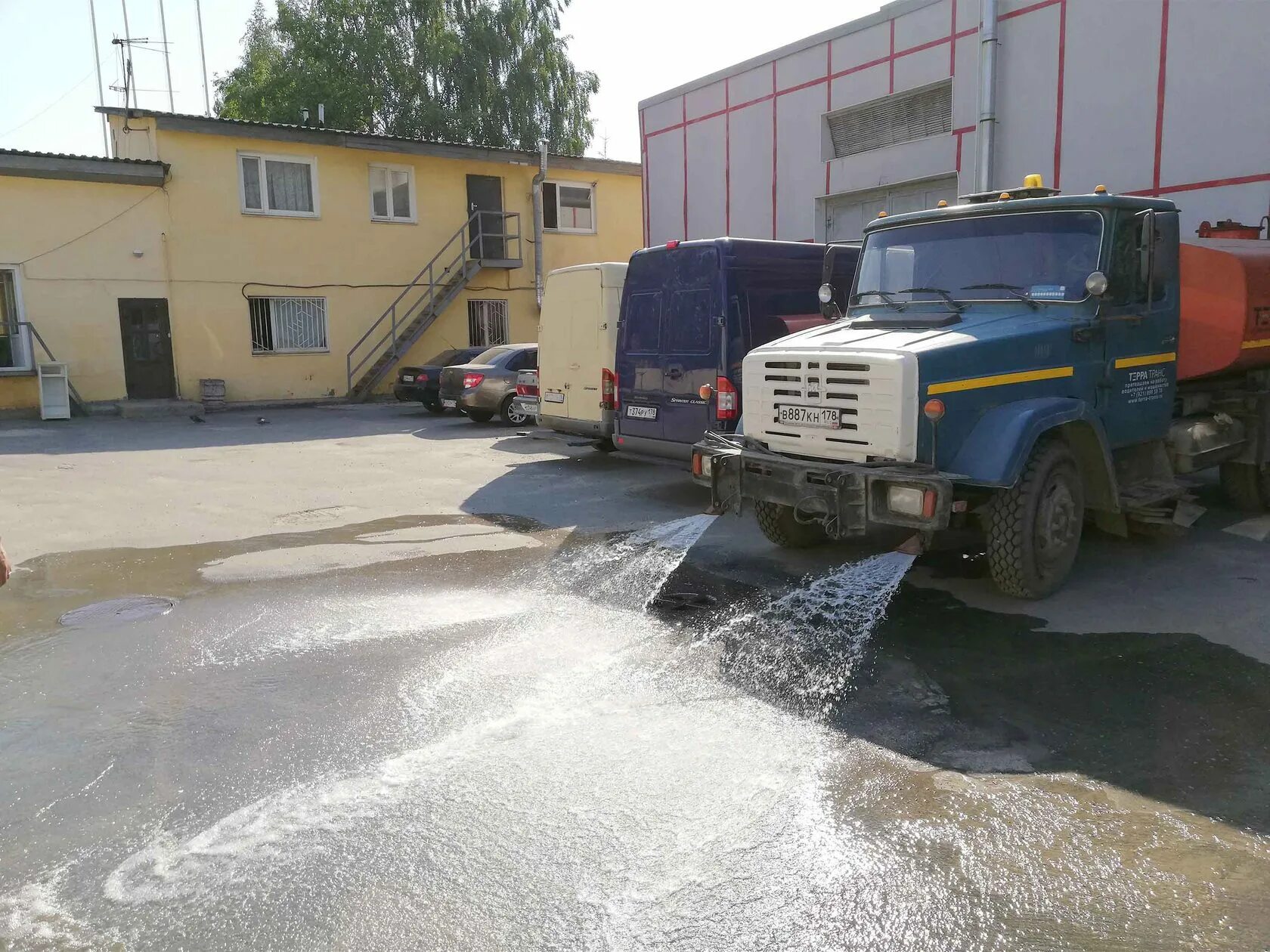 Техническая вода ленинградская область. Вода 19л апшеронск. Камаз поливомоечная машина. Водовоз 6 кубов. Техническая вода.