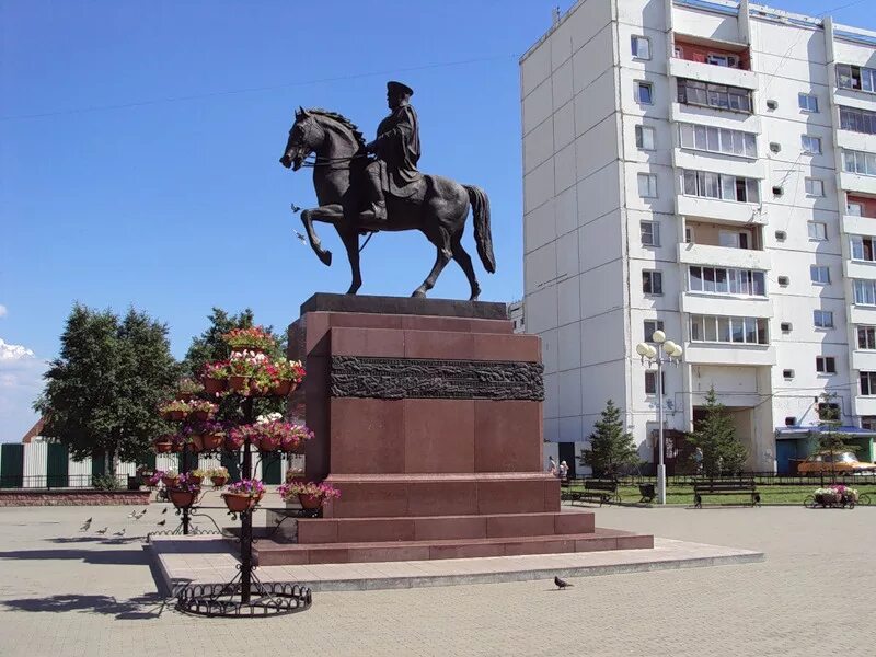 Жукова 1 иркутск. Монумент маршалу Жукову Иркутск. Маршал Жуков памятник в Иркутске. Памятник маршалу Георгию Жукову в Иркутске. Памятник Жукову в Солнечном Иркутск.