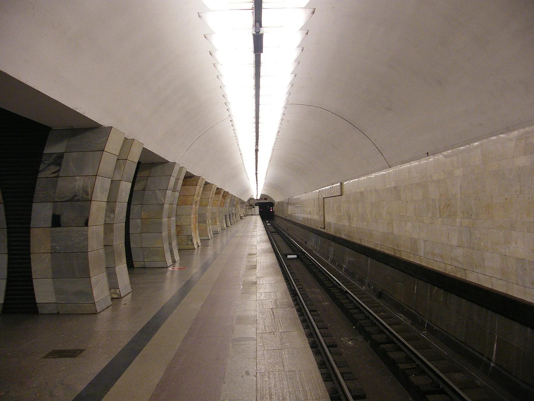 Станция метро серпухов. Серпуховская москва. Метро серпуховская снаружи. Метро серпуховское. Серпуховская москва.