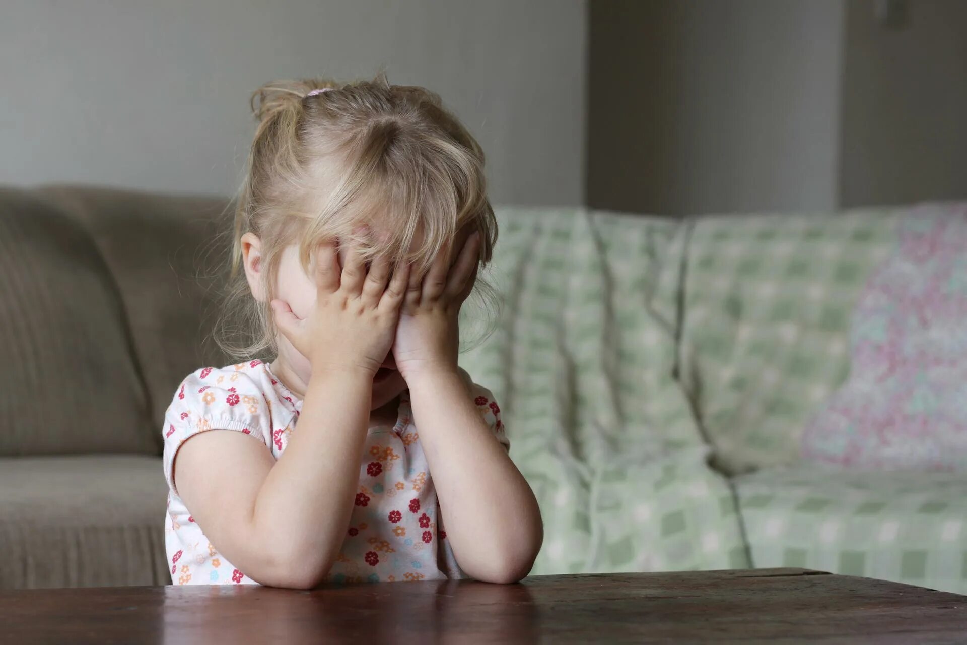 Плачущая девочка. Заплачу девочке. Девочка рыдает. Заплачу девочке. Девочка плачет.