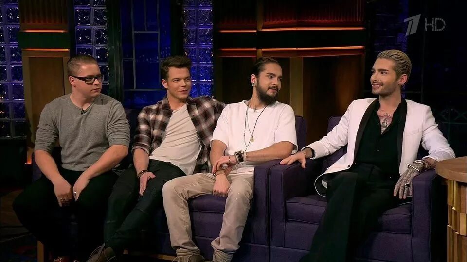 Токио хотел вечерний ургант. Tokio hotel bill and tom. Вечерний ургант студия. Tokio hotel в вечернем урганте. Tokio hotel у урганта.