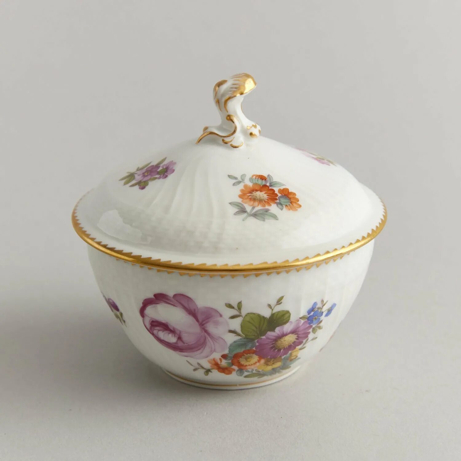 Дфз советская сахарница. Сахарница с ложкой фарфор atmosphere. Сахарница 280мл флер. Сахарница фарфор. Фарфоровая сахарница wmf 1930-1940.