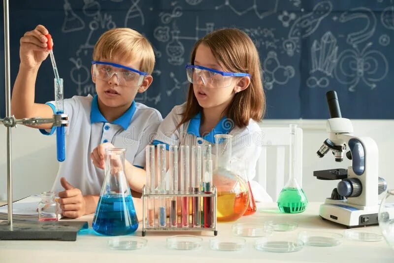 Наука в школьной жизни. Урок химии. Дети на уроке химии. Урок химии в школе. Химия для детей школьного возраста.