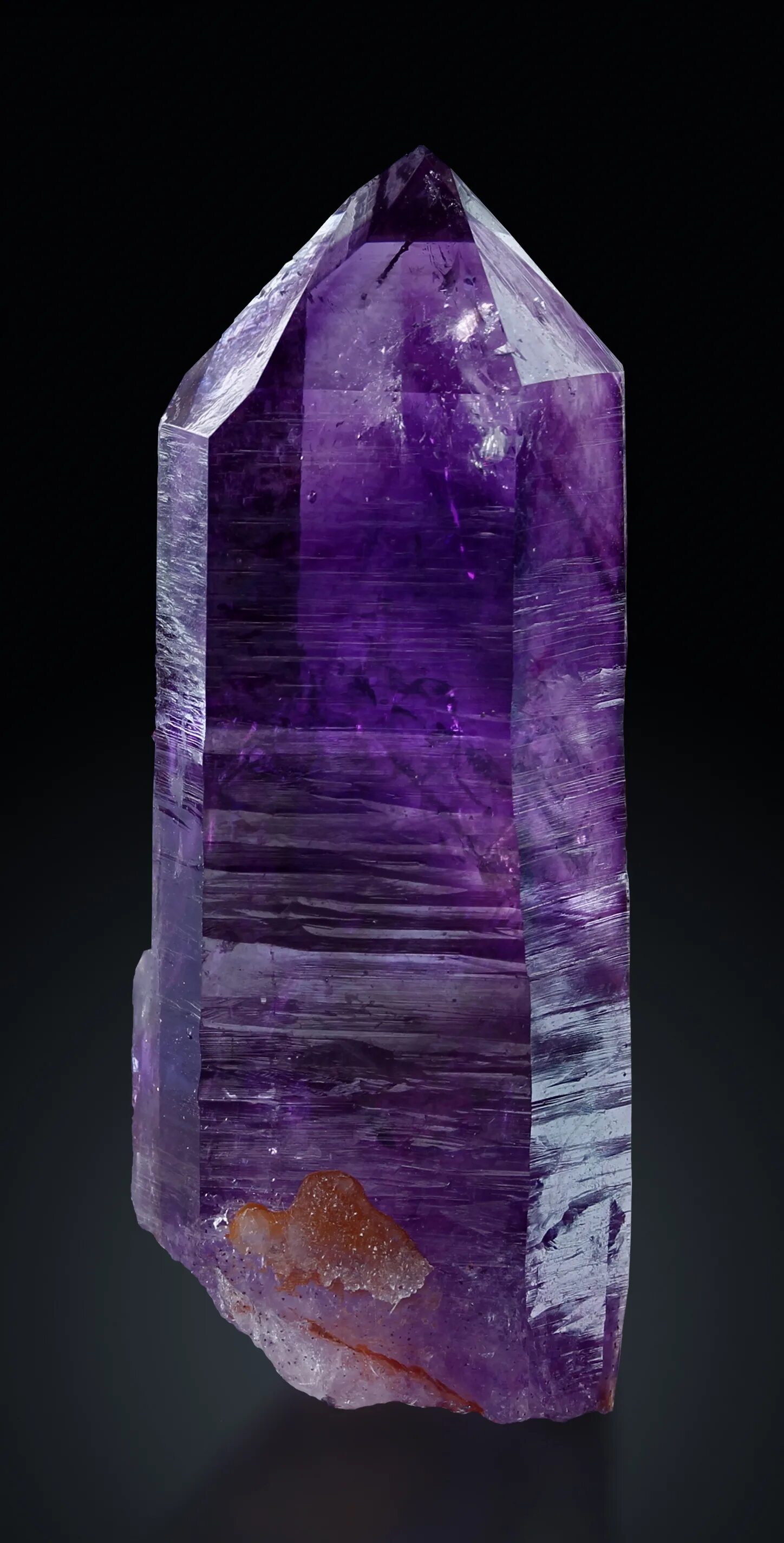 Аметист прозрачный кристалл. Фиолетовый кварц аметист. Черный аметист кристалл. Обсидиан кристалл. Черно фиолетовый кристалл.