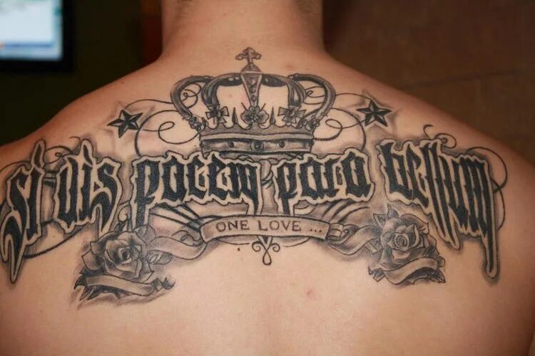Bellum латынь. Si vis Pacem para Bellum Татуировка. Татуировки на спине мужские надписи.