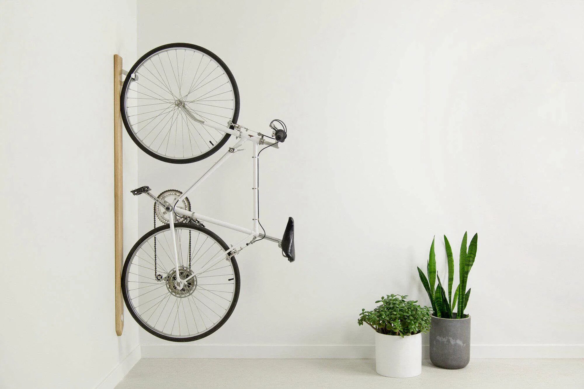Велосипеды стен купить. Artifox Bike Rack. СКРЭЛЛЬ ikea. Велосипед в интерьере. Велосипед на стене.