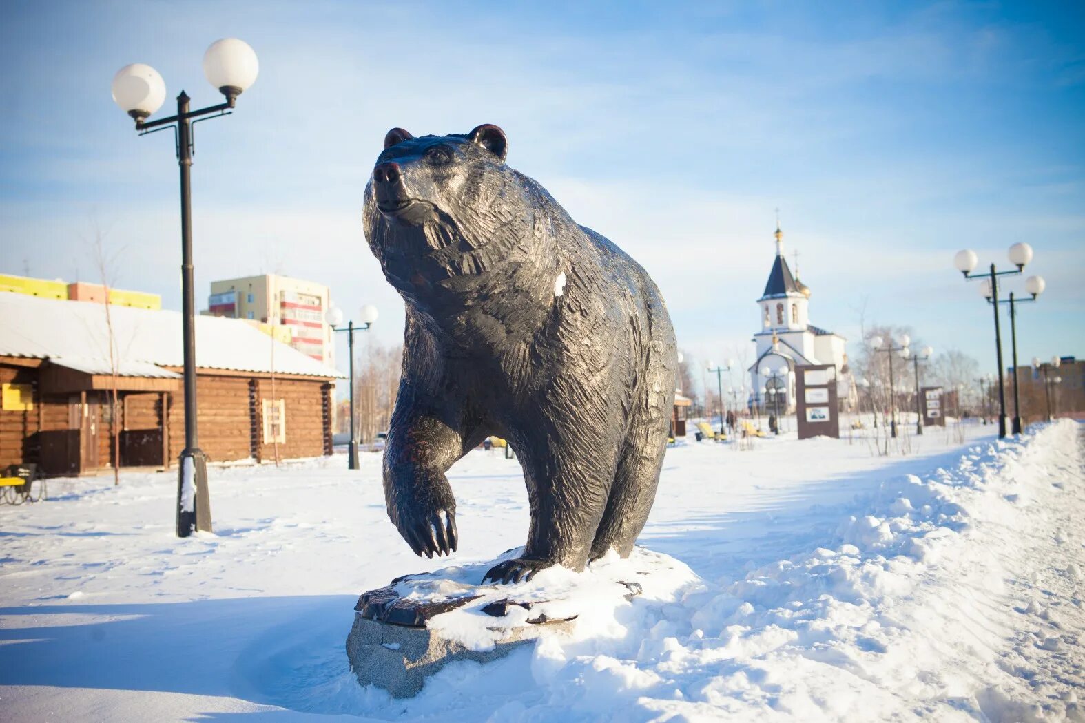 Сиб медведь. Скульптура медведь Нефтеюганск. Достопримечательности Нефтеюганска медведь. Ноябрьск памятник медведям. Памятник медвед город Нефтеюганск.