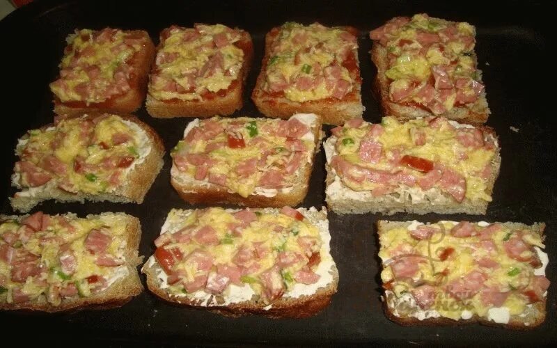 Тостовый хлеб колбаса сыр. Бутерброд с колбасой и сыром. бутерброды в духовке. горячий бутерброд с колбасой и сыром. бутерброды из тостового хлеба в духовке.