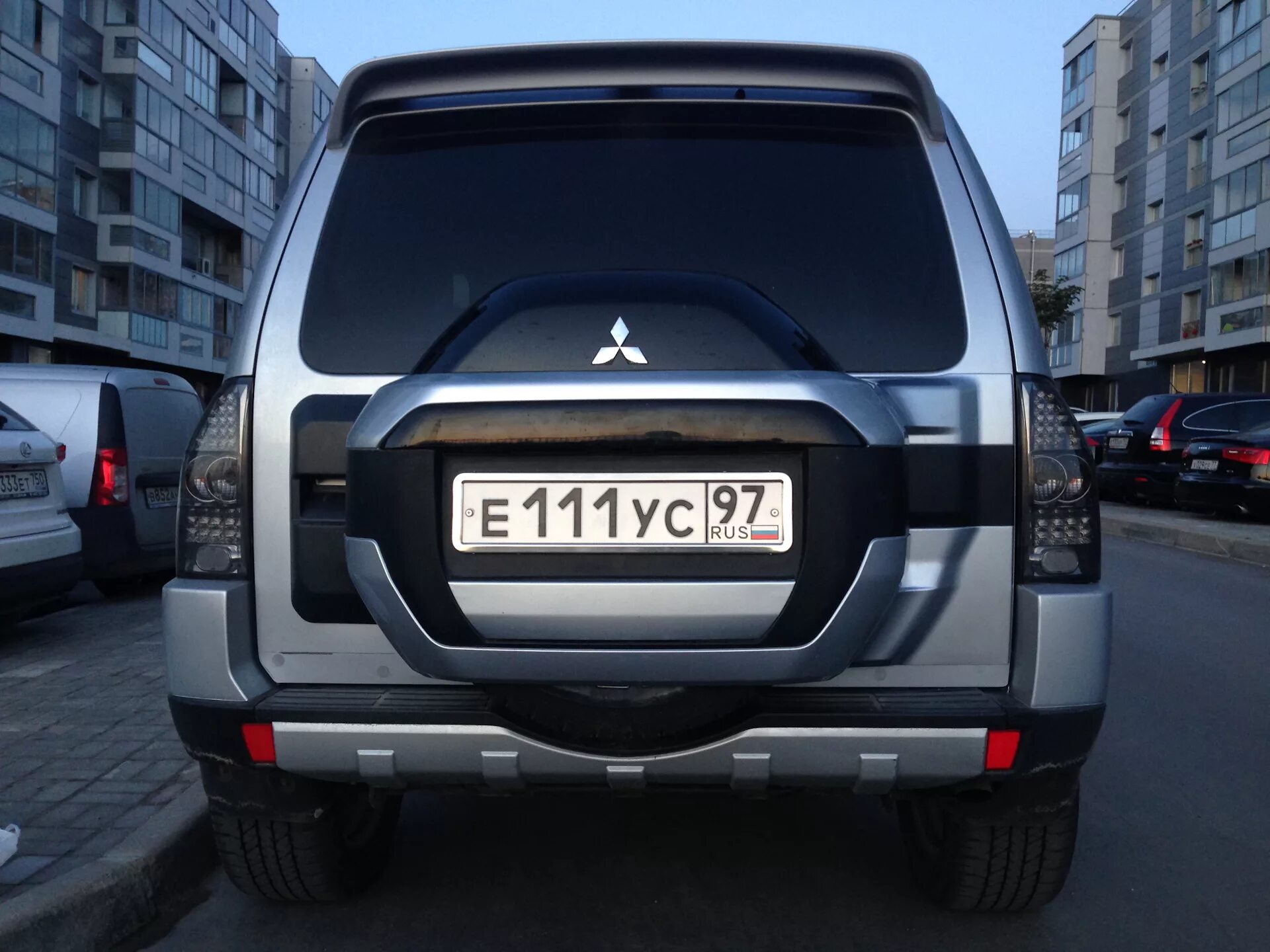 Mitsubishi pajero дверь задняя. Митсубиси Паджеро 4. Mitsubishi Pajero 2007 без запаски. Mitsubishi Pajero 4 без запаски.