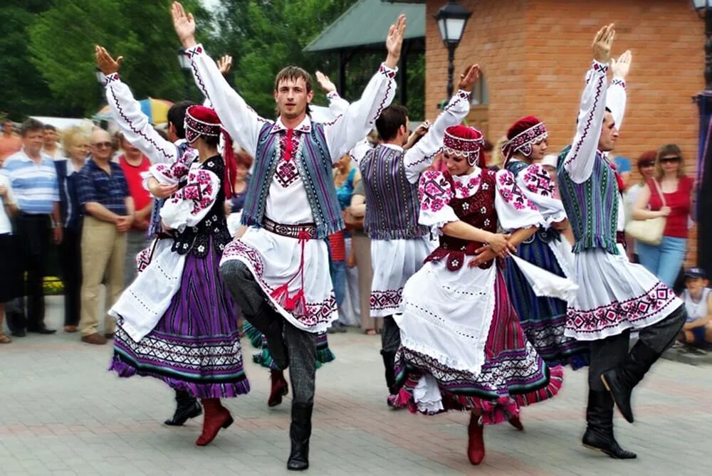 Белорусские национальная культура. Лявониха белорусский народный танец. Танец Лявониха белорусский народный танец. Крыжачок белорусский народный танец.