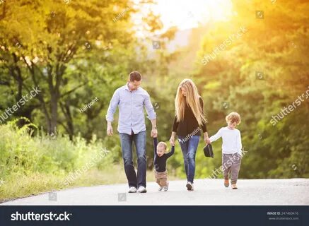 Прогулка в парке с родителями