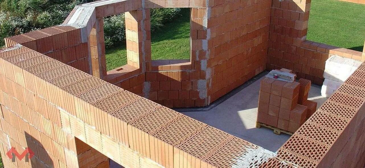 Строящийся дом из кирпича. Почему строят из кирпича. Кирпичный дом кладка. Постройки из красного кирпича. Стройка дома из кирпича.