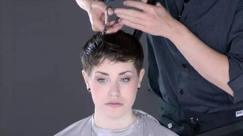Forced head. Vomitboy haircut женская стрижка. девушка headshave. vomit boy haircut стрижка. короткие стрижки горшок для девушек 2025.