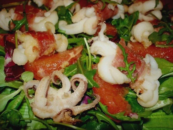 Хе из кальмаров. Салат с кальмарами и овощами. Салат со щупальцами кальмаров. Салат со щупальцами кальмаров. Салат с кальмарами.