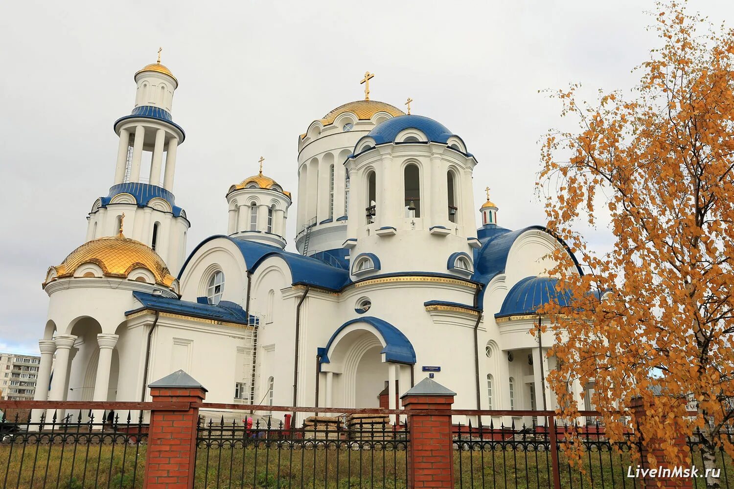 Храм в честь московских святых. Храм сергия радонежского в бибирево. храм преподобного сергия радонежского в бибиреве. храм московских святых в бибирево. храм во имя собора московских святых.