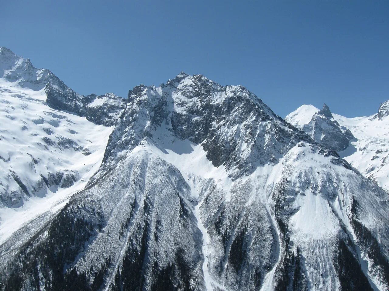 Домбай горы пик. Домбай-ульген, карачаево-черкесская республика. Горные вершины альпы. Священная гора мачапучаре в непале. Гора победа тянь шань.