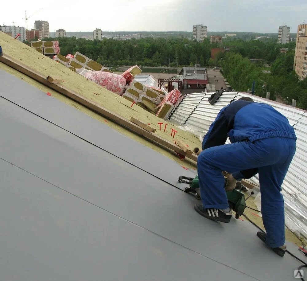 Мембранная кровля. Пвх мембранная кровля технология монтажа. Пвх мембрана для кровли. Плоская кровля пвх мембрана. Кровельщик пвх.
