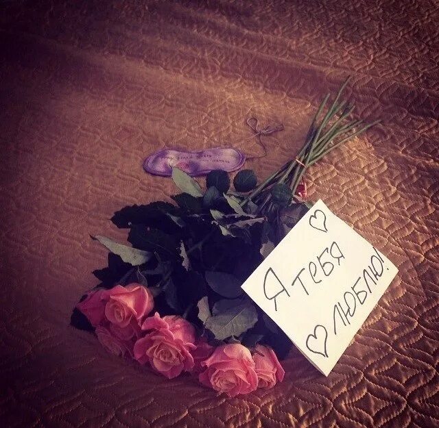Букет цветов от любимого. Букет роз с запиской. Цветы подарок для девушки. Красивые Записки к цветам.