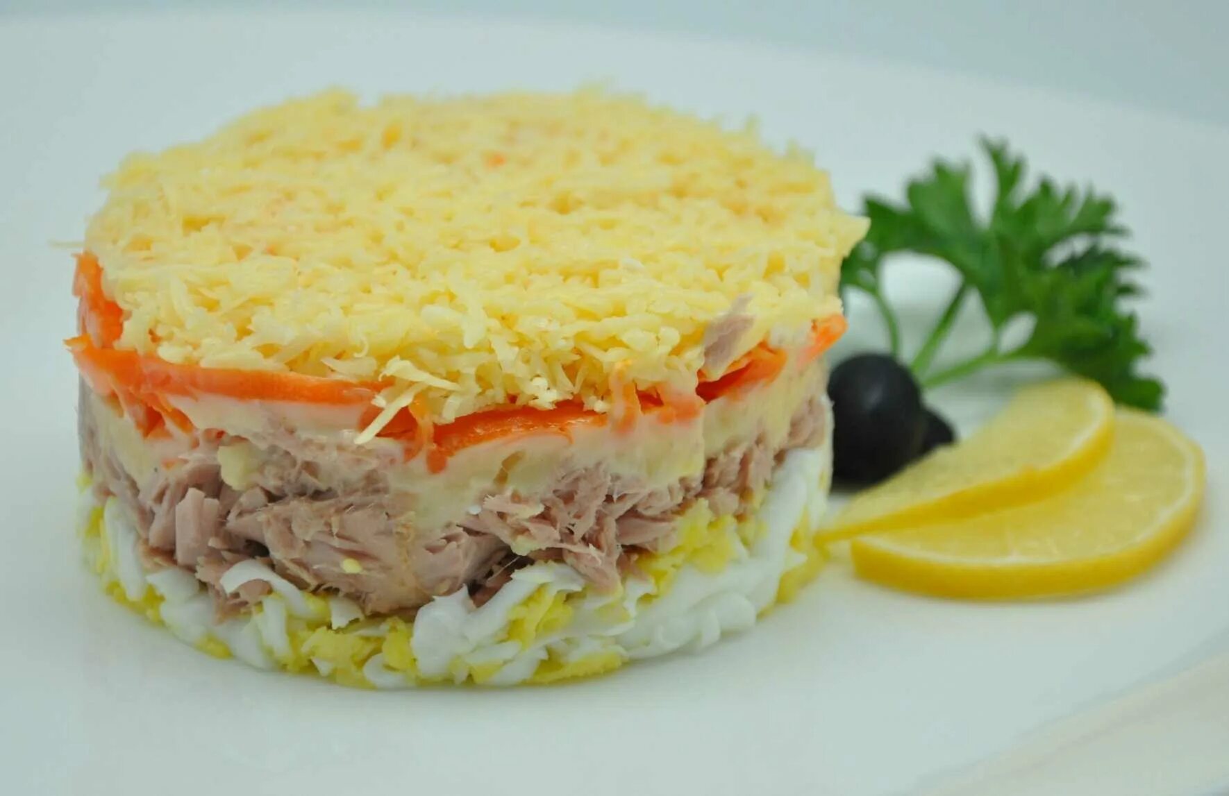 Какой сделать салат из консервы. Салат мимоза с сайрой. мимоза с тунцом консервированным. мимоза с сайрой. салат мимоза с тунцом.