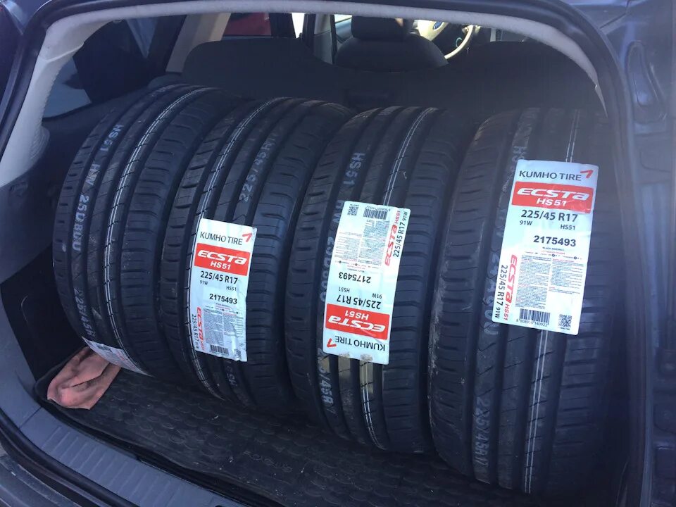 Kumho Ecsta hs51 225/45 r17 евро этикетка. Kumho Ecsta hs51 215/55 r17. Kumho Ecsta hs52 225/50 r17. Шины Kumho hs52 235/45 r17.