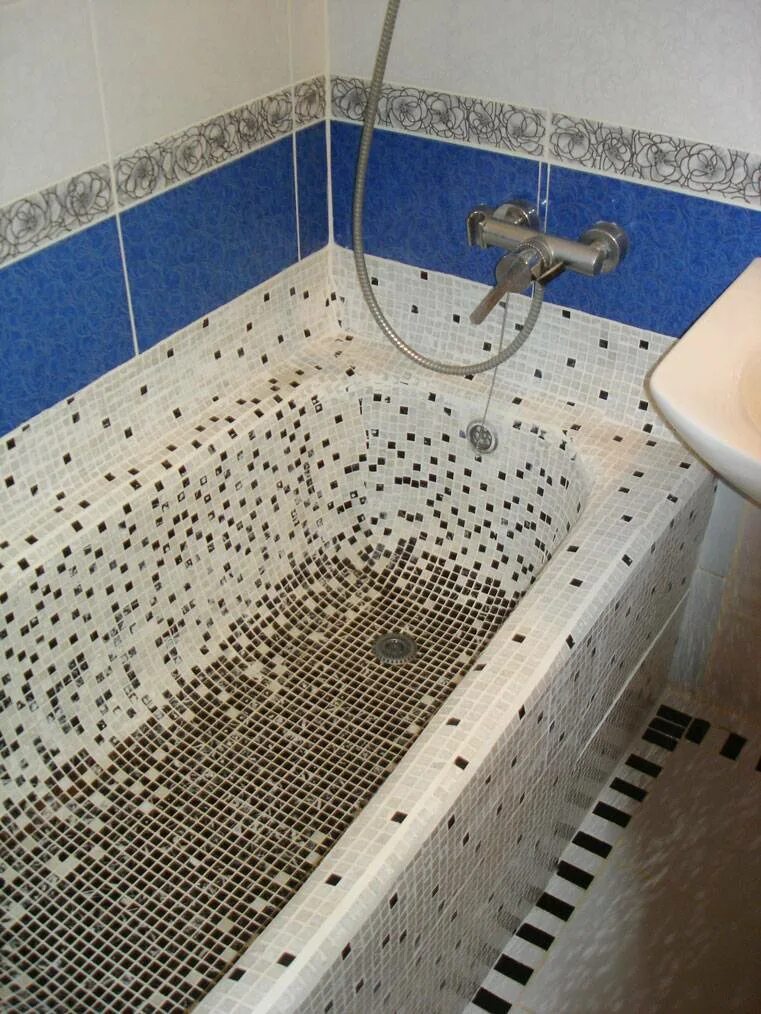 Самодельная ванная ванн. Ванная выложенная мозаикой. Ванна из плитки мозаики. Ванна выложенная плиткой. Ванная обклеенная мозаикой.