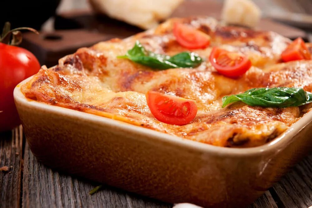 Картошка с куриным филе помидорами и сыром. Мясо по французски. свинина запеченная с помидорами. блюдо мясо по французски. французское мясо.