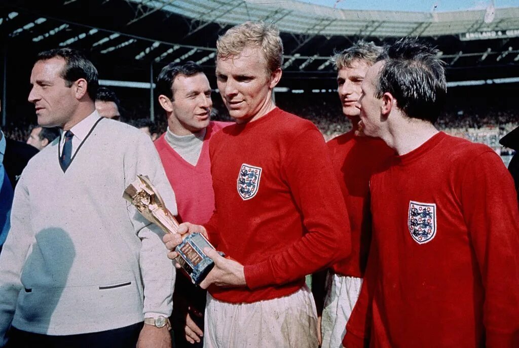 Чм по футболу 1966. Англия чм 1966. bobby moore 1966. сборная англии чемпион мира 1966. чемпионат мира по футболу в англии 1966.