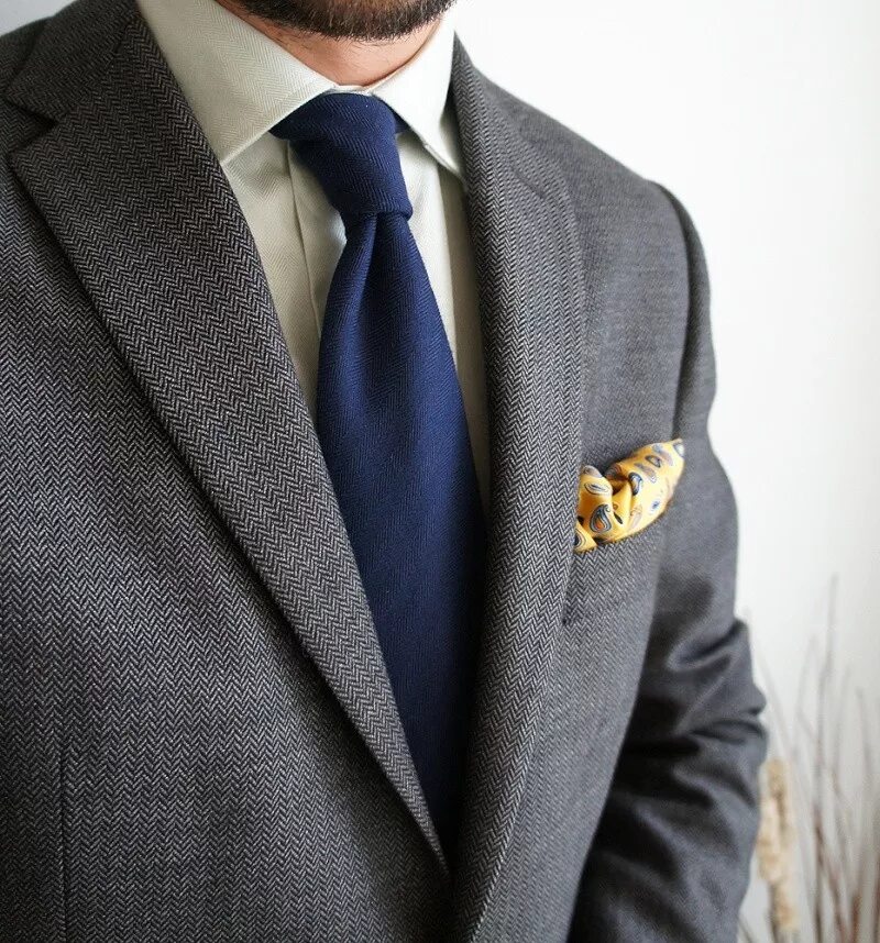 Карман костюма. Широкий галстук. Нагрудный карман пиджака. Пиджак sartorial мужской.