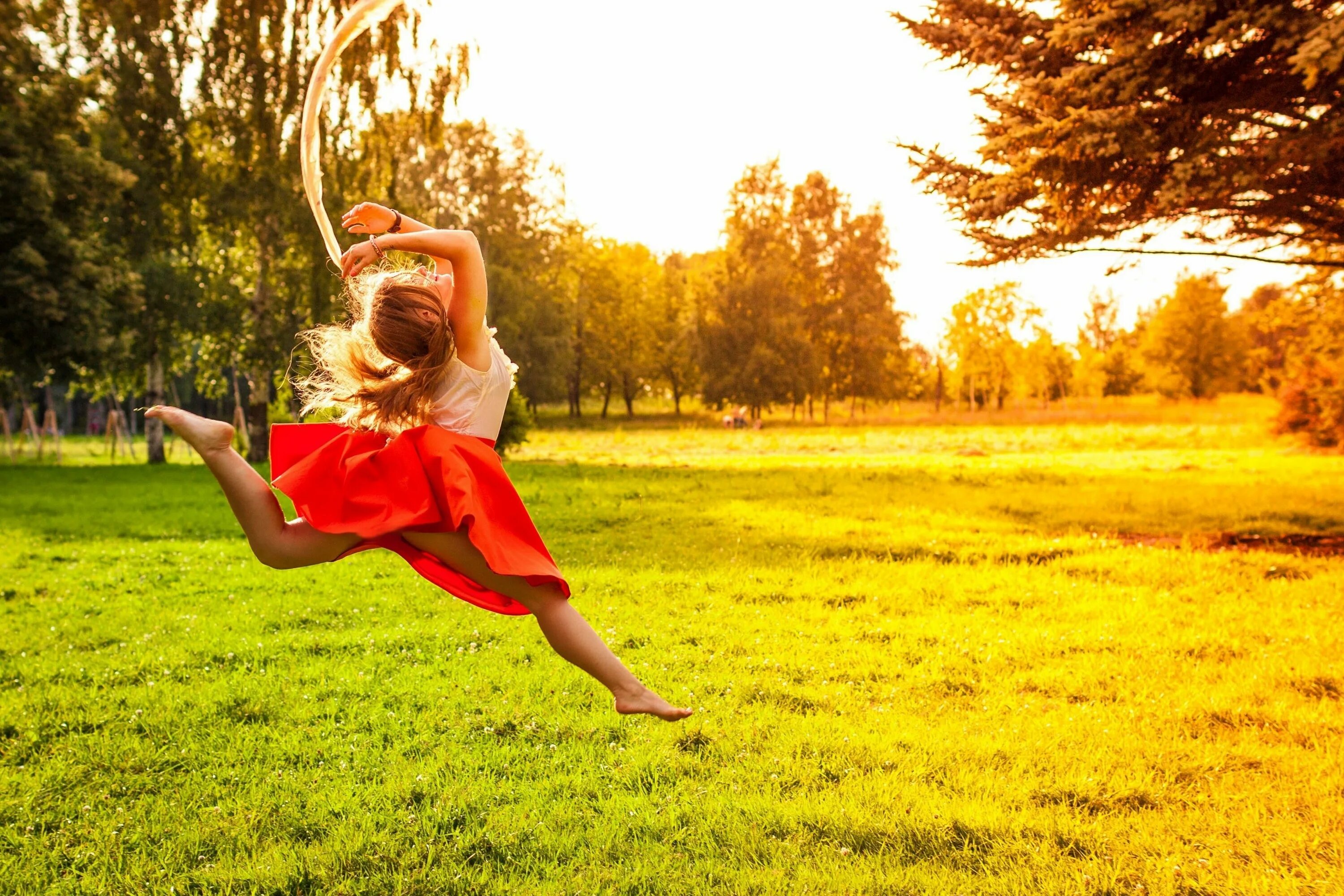 Счастливая девушка. Радостное настроение. Девушка в прыжке. Позитивные фото. Живи красиво картинки