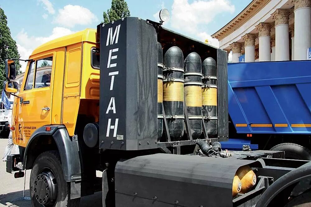 Гбо 2 на дизельный двигатель. Дизель и бензин разница топлива. Газель некст с гбо пропан. Камаз евро 1 на метане. Топливо азс.