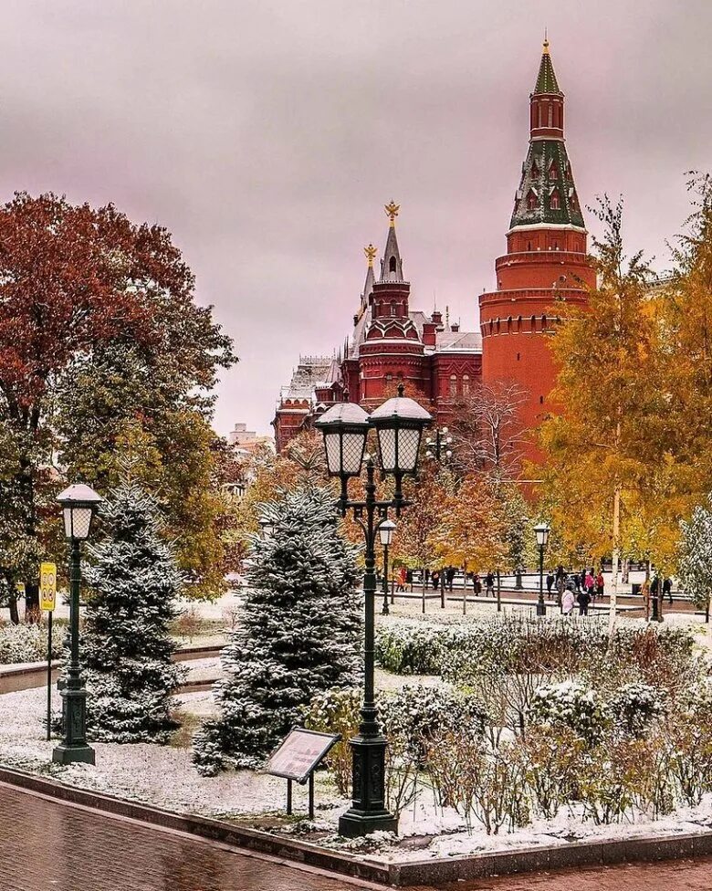 Тайницкий сад Московского Кремля осень. Осенний Тайницкий сад в Кремле. Александровский сад Москва. Тайницкий сад в Кремле. Кремлевская горка