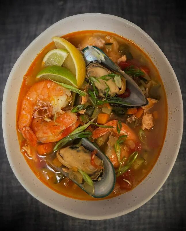 Уха из горбуши. Уха с форелью. Уха из форели головы и хвоста. Суп с хребтами форели рецепт. Суп из хребтов форели.