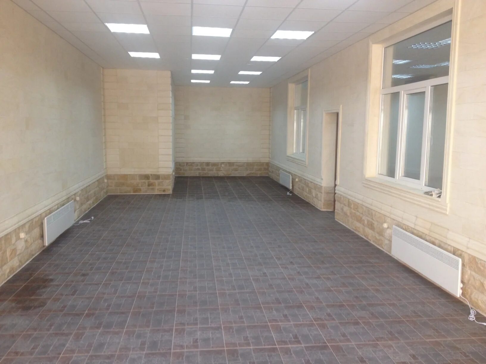 Квартира под коммерцию. Помещение 133 квадратных метров. цоколь новостройки под коммерцию. митрофана седина 134 офис.