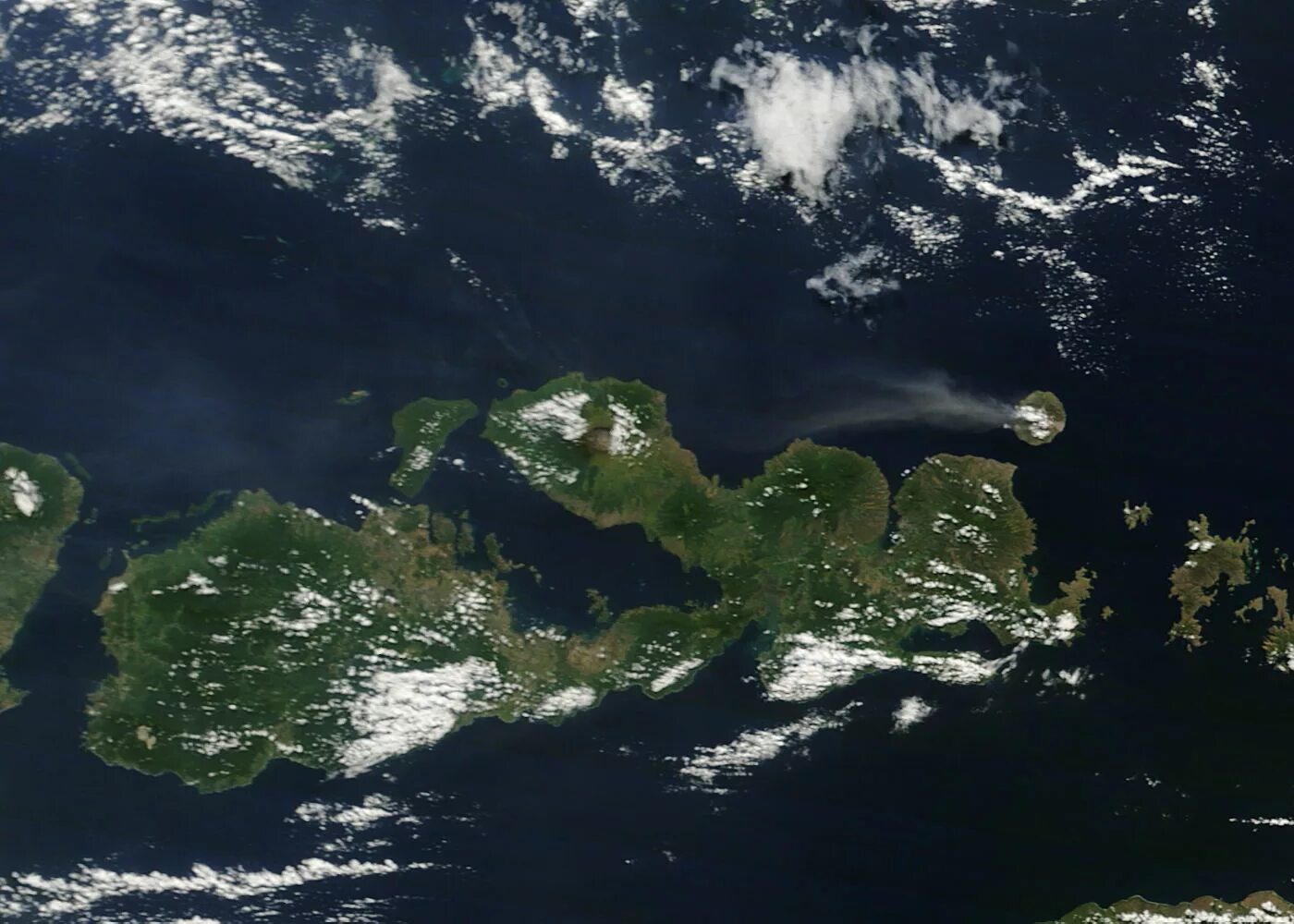 Большие зондские острова океан. Индонезия Зондские острова. Архипелаг большие Зондские острова. Большие Зондские острова климат. Острова Индонезия со спутника.
