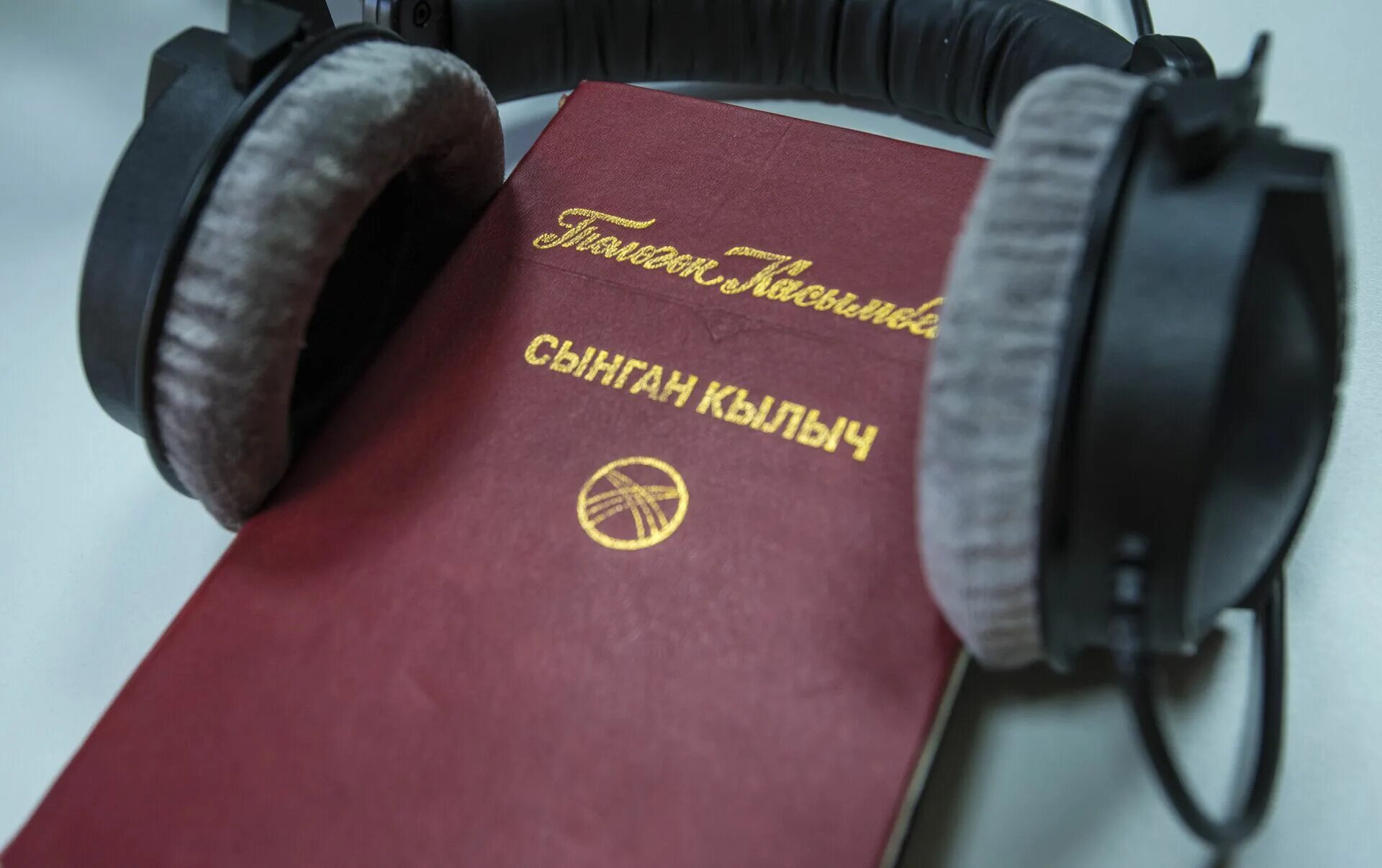 Сынган кылыч романы купить. Сынган кылыч. Тологон касымбеков книги. Сынган кылыч романы иллюстрация. Тологон касымбеков.