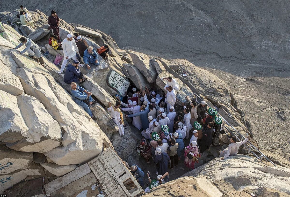 Гора хира. Пещера хира на горе джабаль ан-нур. Гора джабаль ан-нур в мекке. Гора хира мухаммед. Гора хира мухаммед.