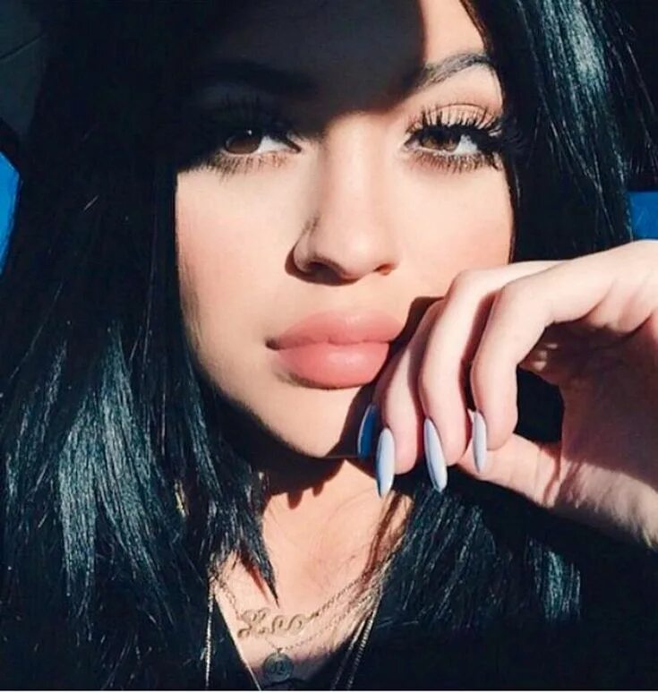 Девушка с коричневой помадой. Девушка с пышными губами. Черные волосы большие губы. Красивые губы девушек. Губы бантиком.