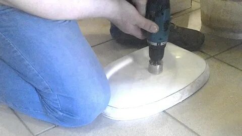 Отверстие в крышке бачка унитаза