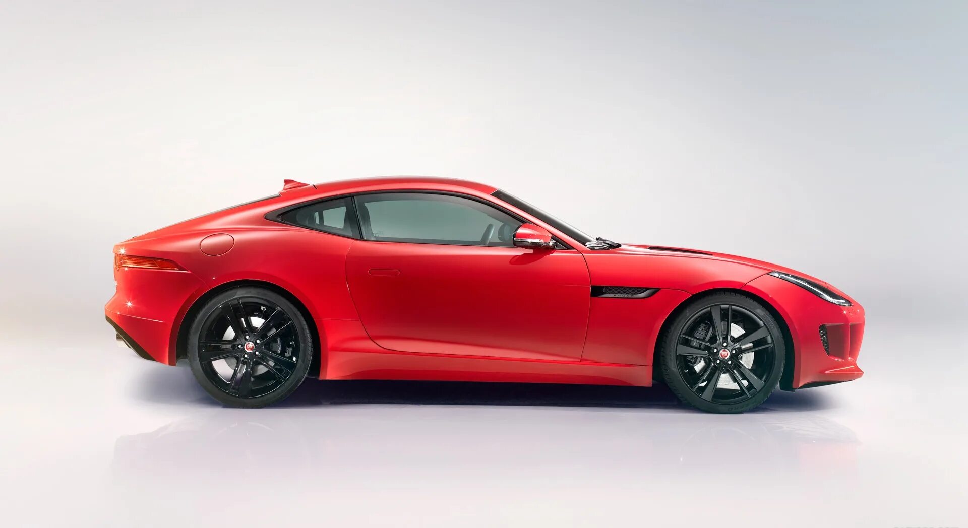 Type side. Jaguar f-Type Coupe. Jaguar f-Type 2014. Ягуар ф тайп сбоку. Ягуар спорт купе.