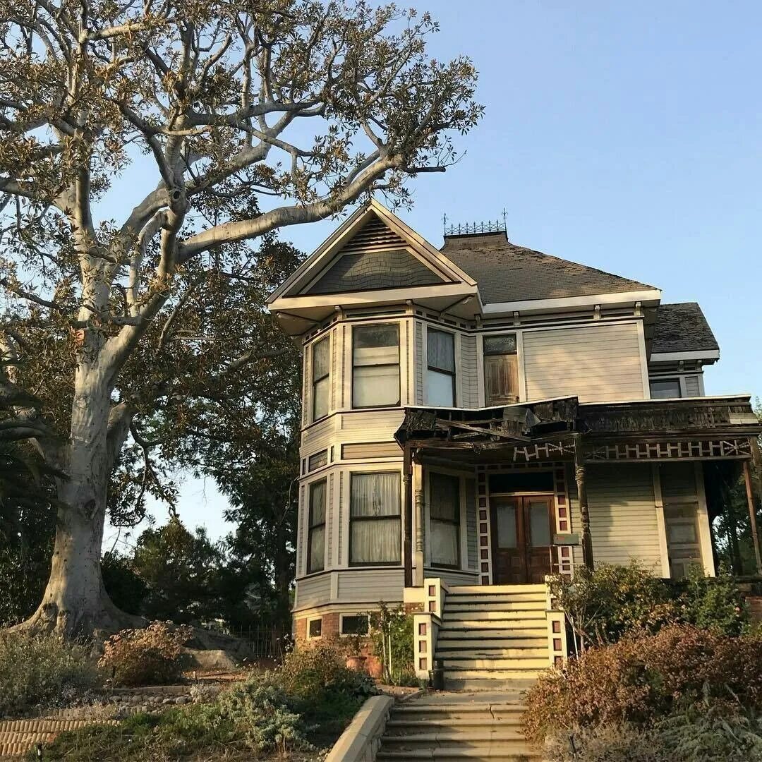 Здание тумблер. Дом в америке эстетика. Фото домов эстетика. Американские дома. Американский дом деревня.