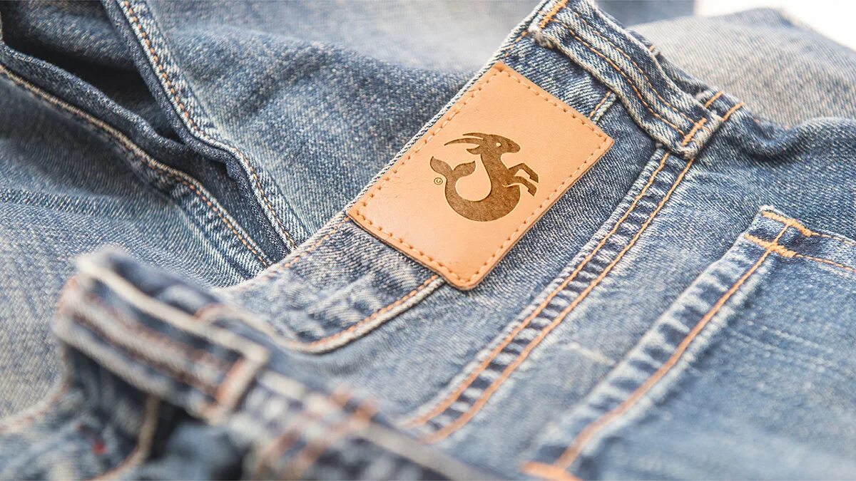 Jeans labels. Кожаная этикетка на джинсах. Лейблы джинс мокап. Джинсовые кожаные лейблы. Лейбл джинсов.