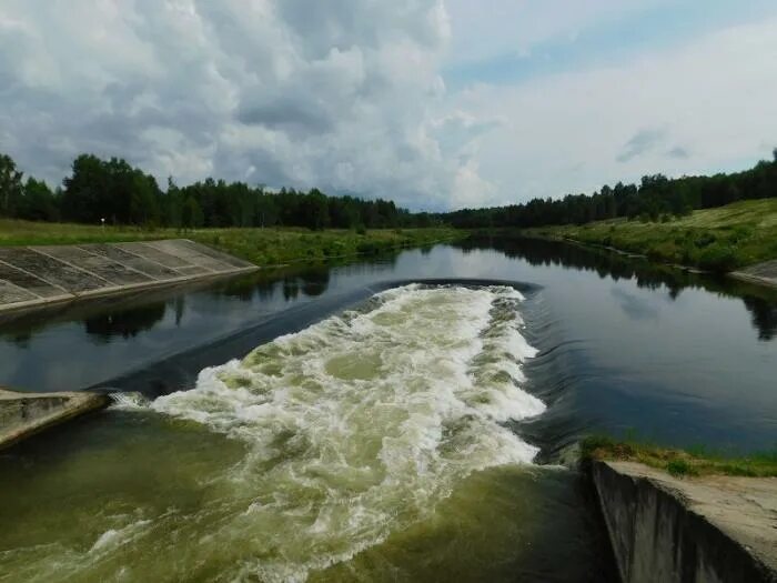 Десногорск сброс воды 2024. Десногорск водосброс. Десногорск плотина. Платина Десногорск. Десногорское водохранилище плотина водосброс.