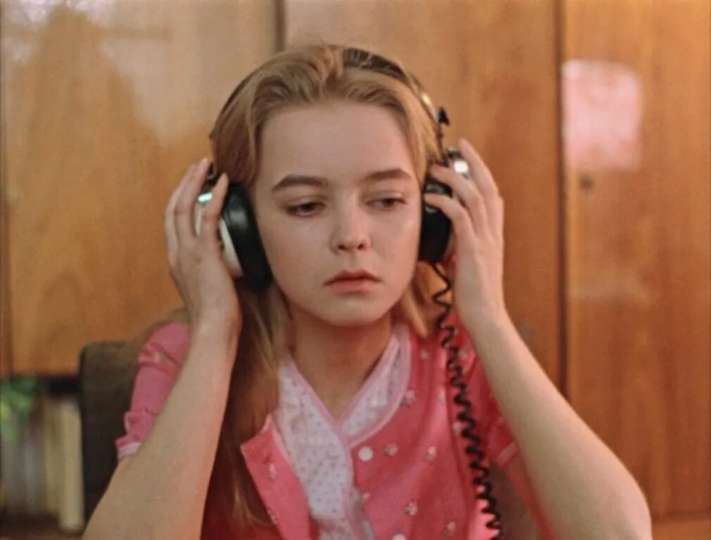 Москва слезам песня слушать. Москва слезам песня слушать. Общежитие слушает москва слезам не верит. Москва слезам не верит муравьева. Гурин москва слезам не верит.