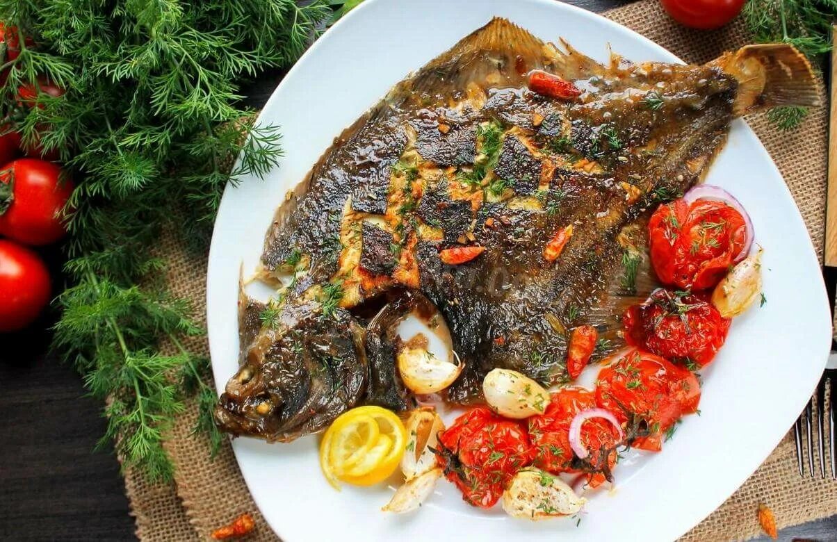 Вкусно приготовить камбалу целиком. Камбала в духовке. камбала в духовке целиком. камбала приготовленная. камбала запеченная в духовке.