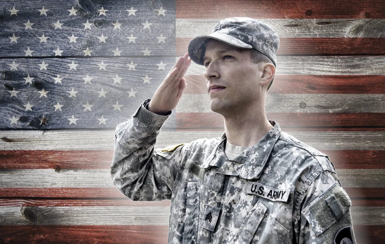 Почему отдают честь рукой. Солдат. Солдат отдает честь. Американский солдат. Отдать честь.