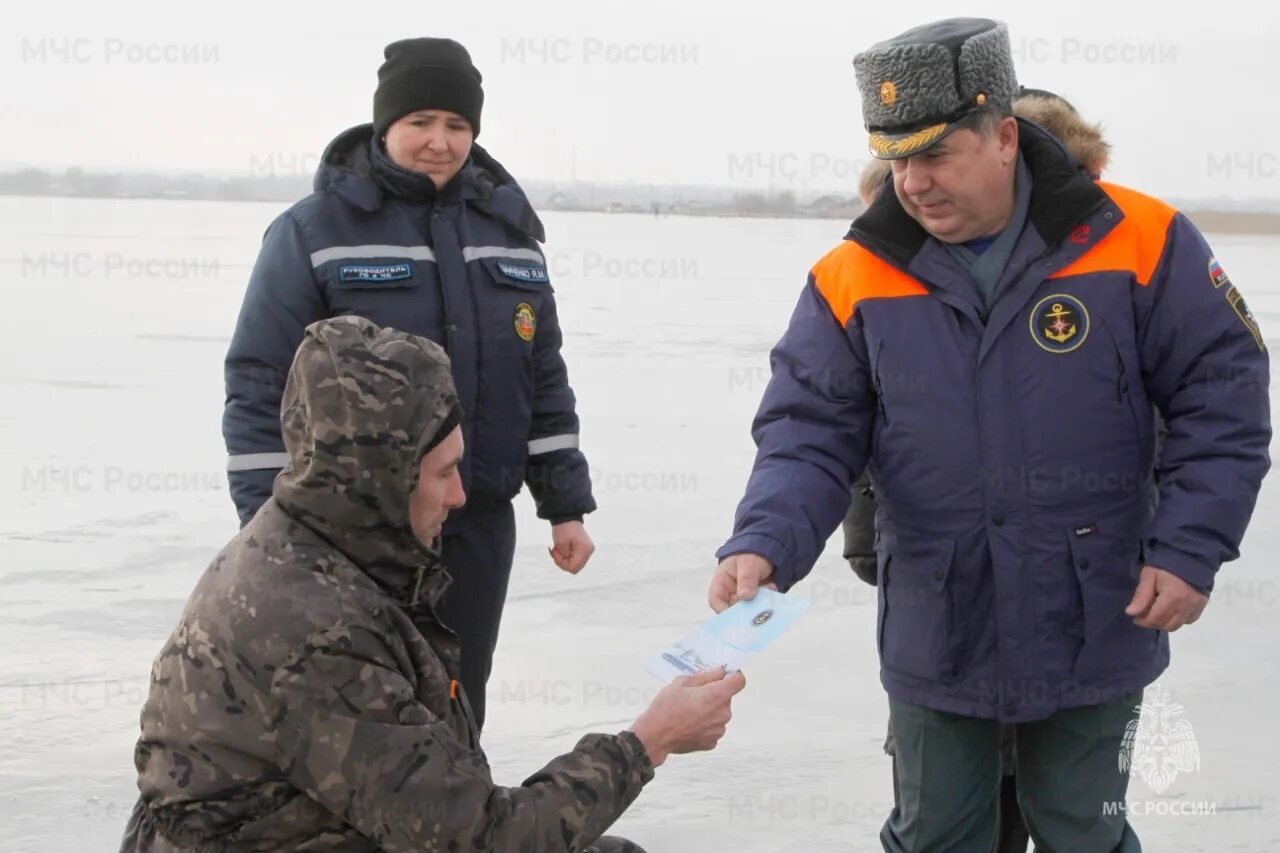 Просто рыбак 2017. Спасатель МЧС. Зимняя рыбалка. Лед на водохранилище. Рыбинское водохранилище рыбалка.