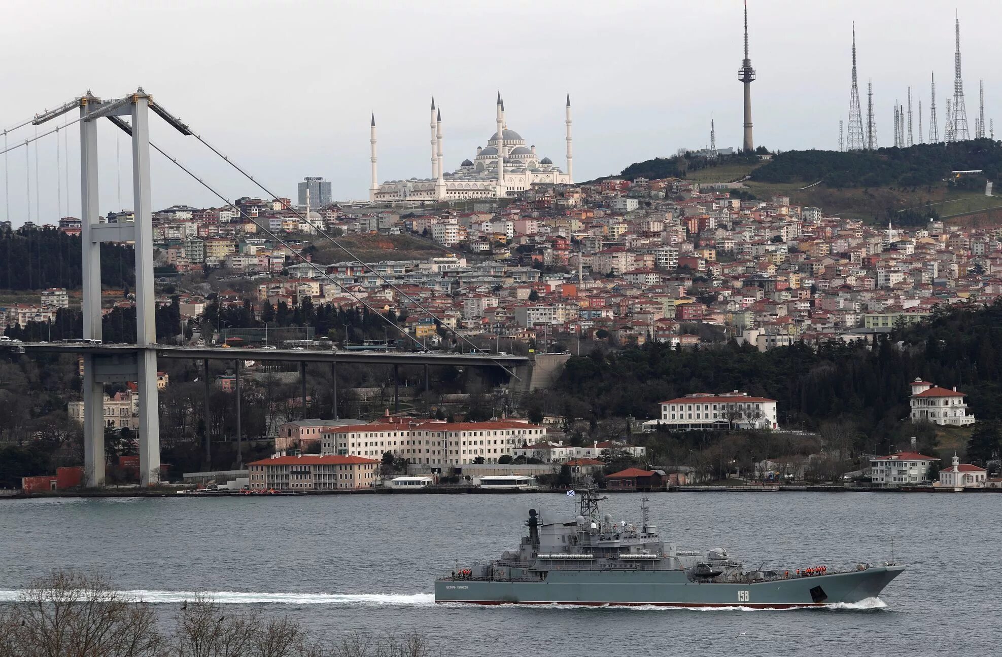 Стамбул в апреле босфор. Корабль в проливе босфор. Заплыв через босфор. Босфор 580 нт. Восточный вопрос проливы босфор и дарданеллы.
